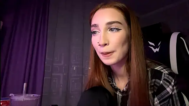 HollyPaw online show from November 2025 06:35:01 PM