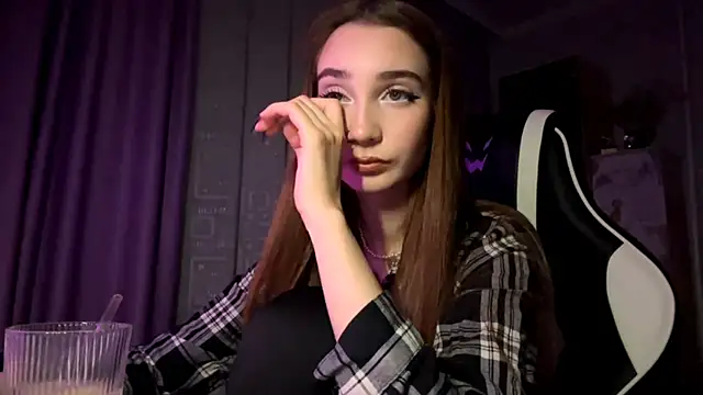 HollyPaw online show from November 2025 05:16:01 PM