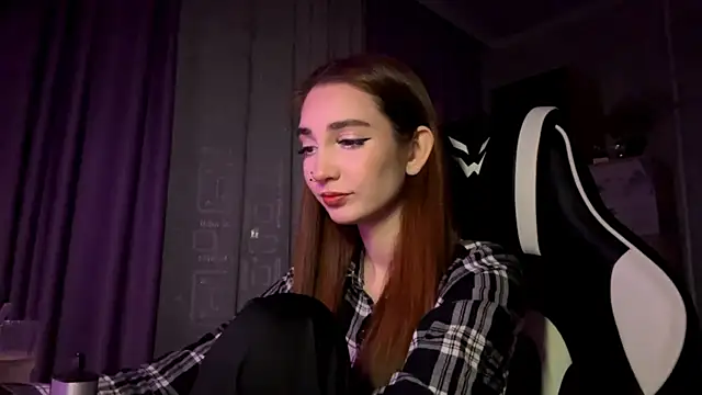 HollyPaw online show from November 2025 06:56:02 PM