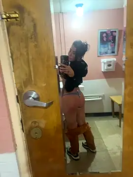 Snapshot of ValayaNoire chatting on November 2025 09:40:01 AM ValayaNoire online show from November 2025 09:40:01 AM