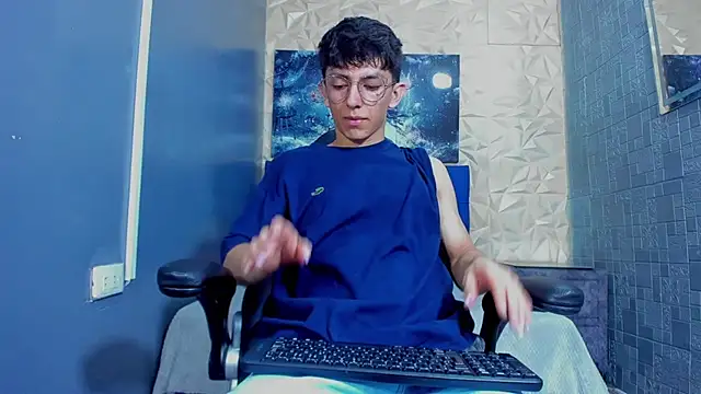 Snapshot of ElanGiraldo chatting on May 2026 09:45:01 PM ElanGiraldo online show from May 2026 09:45:01 PM