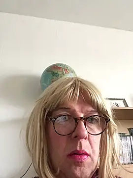 Snapshot of simone_xdressing chatting on February 2025 02:10:01 PM simone xdressing online show from February 2025 02:10:01 PM