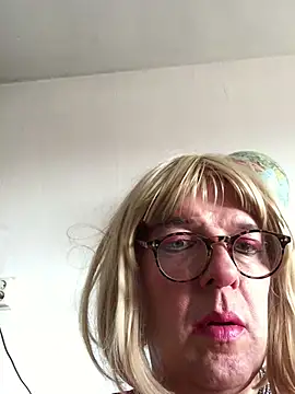 Snapshot of simone_xdressing chatting on March 2025 02:00:01 PM simone xdressing online show from March 2025 02:00:01 PM