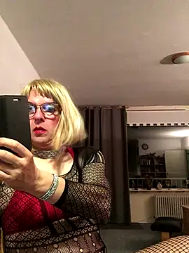 Snapshot of simone_xdressing chatting on September 2025 12:01:02 AM simone xdressing online show from September 2025 12:01:02 AM