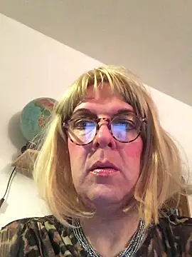 Snapshot of simone_xdressing chatting on October 2025 07:59:01 PM simone xdressing online show from October 2025 07:59:01 PM