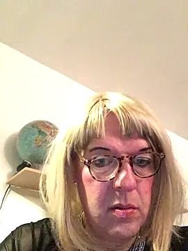 Snapshot of simone_xdressing chatting on November 2025 07:58:02 PM simone xdressing online show from November 2025 07:58:02 PM