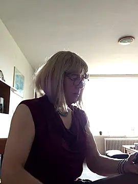 Snapshot of simone_xdressing chatting on November 2025 10:02:02 AM simone xdressing online show from November 2025 10:02:02 AM