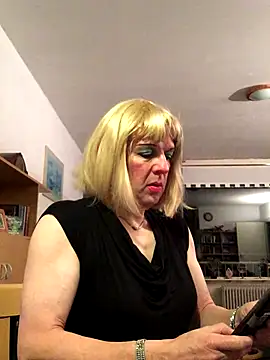 Snapshot of simone_xdressing chatting on November 2025 01:11:01 AM simone xdressing online show from November 2025 01:11:01 AM