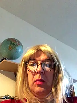 Snapshot of simone_xdressing chatting on November 2025 02:28:01 PM simone xdressing online show from November 2025 02:28:01 PM