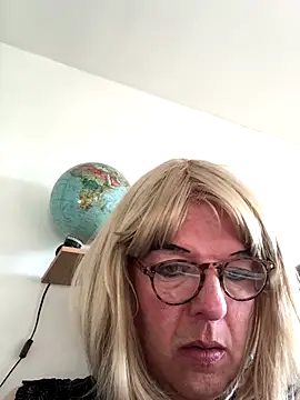 Snapshot of simone_xdressing chatting on November 2025 10:08:02 AM simone xdressing online show from November 2025 10:08:02 AM