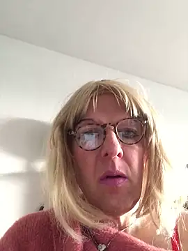 Snapshot of simone_xdressing chatting on December 2025 02:13:01 PM simone xdressing online show from December 2025 02:13:01 PM