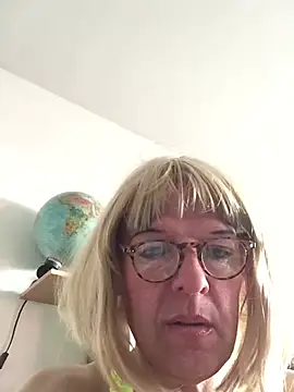 Snapshot of simone_xdressing chatting on March 2026 03:37:02 PM simone xdressing online show from March 2026 03:37:02 PM