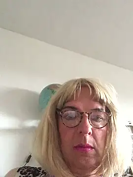 Snapshot of simone_xdressing chatting on July 2026 06:54:02 PM simone xdressing online show from July 2026 06:54:02 PM