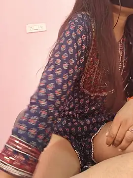 Iamyourdarling online show from November 2025 06:01:01 AM