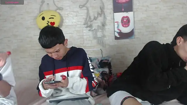 axel milo kairo and noa online show from November 2025 12:32:01 AM