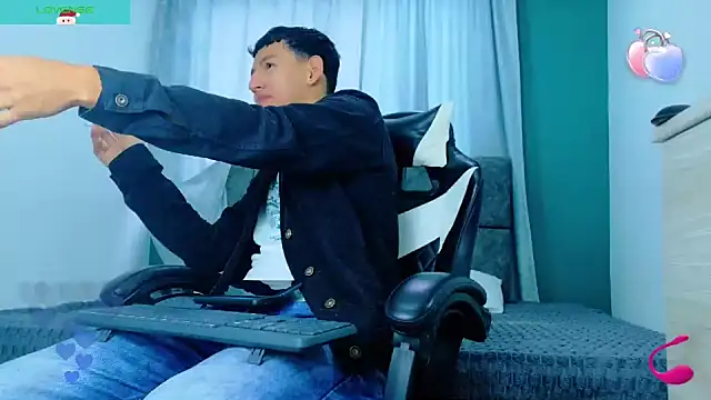 FelipeGonzalezz online show from November 2025 01:32:02 PM