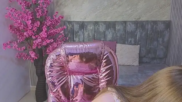 Dafne moon s online show from November 2025 04:02:02 AM