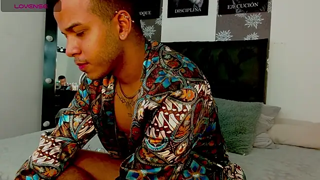 matthewlewis01 online show from November 2025 06:45:01 PM