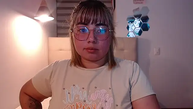 YiniBelle online show from November 2025 03:29:02 AM