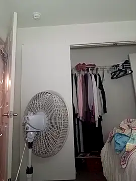 Gummiebear1230 online show from December 2025 05:17:02 AM