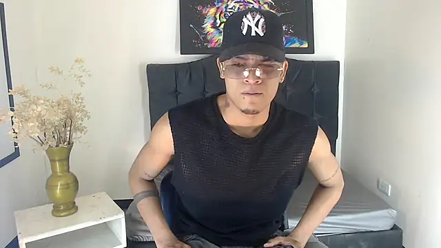 Isaacas  online show from November 2025 11:44:01 AM