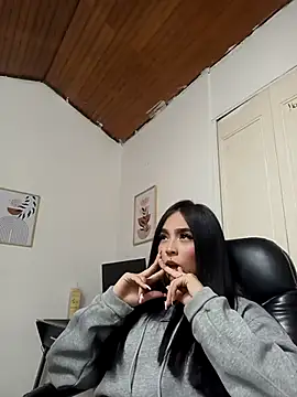 Irina Fernandez online show from November 2025 01:32:02 PM