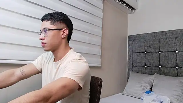 Snapshot of Chrix_Velez chatting on November 2025 07:41:02 PM Chrix Velez online show from November 2025 07:41:02 PM