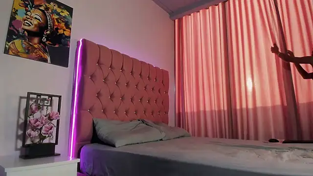 Snapshot of VanillaFlo chatting on May 2026 04:52:01 AM VanillaFlo online show from May 2026 04:52:01 AM
