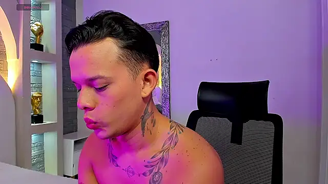 Valentino moretti online show from November 2025 01:11:01 PM