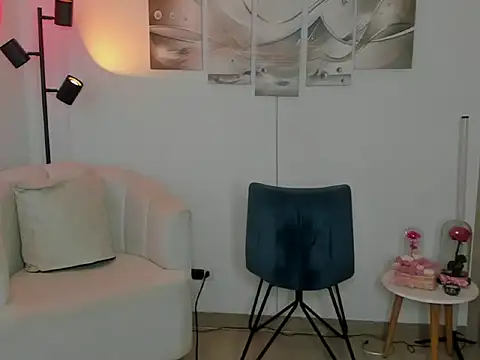 haileyflorez  online show from February 2026 06:11:01 PM