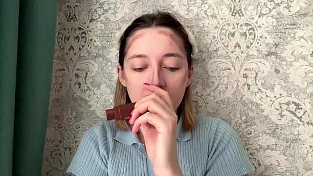 Snapshot of Emily_lyy chatting on December 2025 07:34:01 AM Emily lyy online show from December 2025 07:34:01 AM