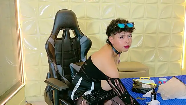 lunabustygirl online show from March 2026 12:06:01 AM