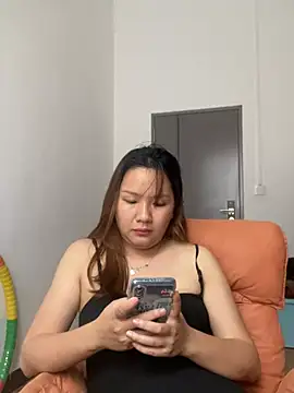 yiyi0316 online show from April 2026 05:57:02 AM