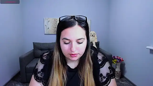 Maria Bond online show from November 2025 06:49:01 AM