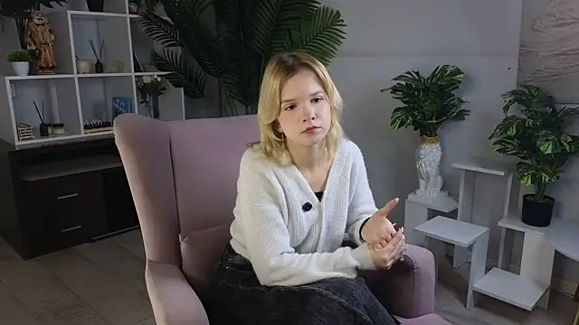 Snapshot of PhillisEsplin chatting on November 2025 09:04:02 AM PhillisEsplin online show from November 2025 09:04:02 AM