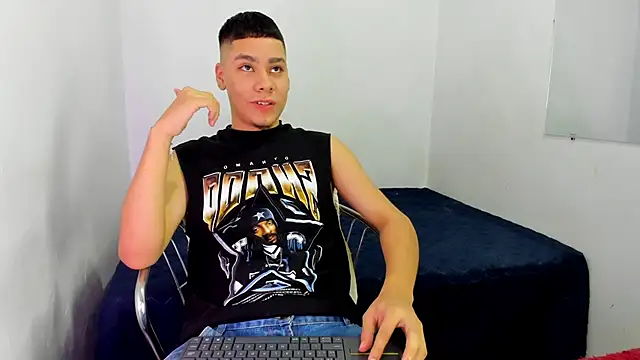 Snapshot of Lucastorrez01 chatting on May 2026 03:44:01 AM Lucastorrez01 online show from May 2026 03:44:01 AM