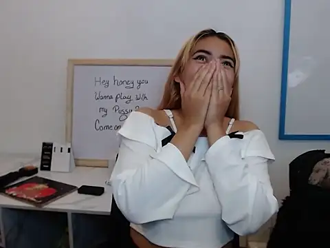 Snapshot of KloeeCavallier chatting on February 2026 05:11:01 PM KloeeCavallier online show from February 2026 05:11:01 PM