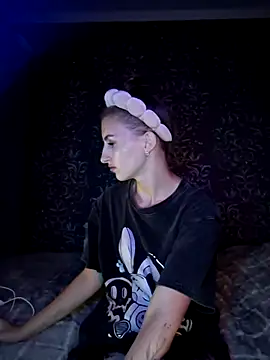 carolinakis  online show from November 2025 08:09:01 PM