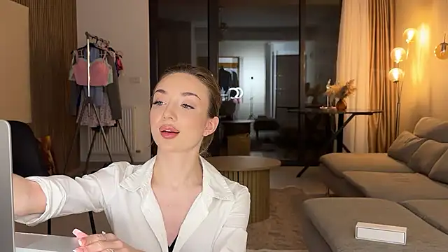 Jolienne online show from March 2026 09:09:01 PM