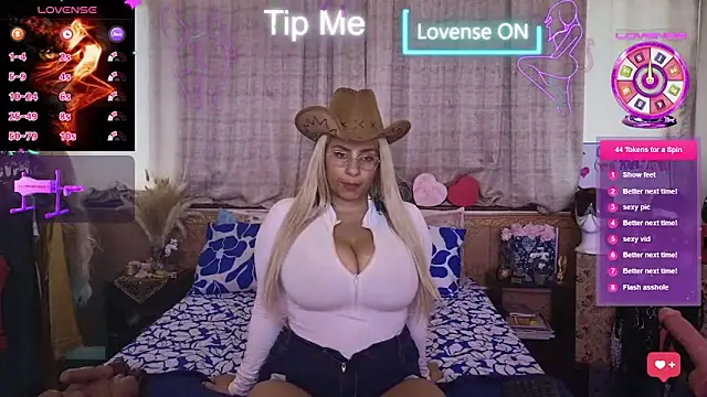 Snapshot of LaReineCleo chatting on February 2026 11:07:02 AM LaReineCleo online show from February 2026 11:07:02 AM