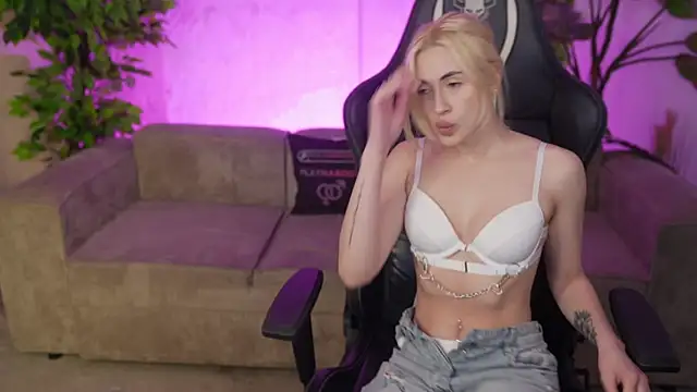 Kara cat online show from April 2026 06:27:02 PM