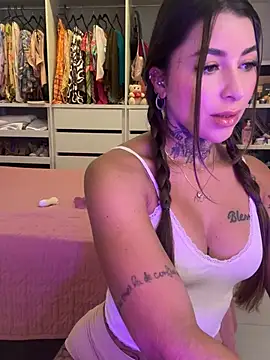 Snapshot of thauanydemontie chatting on May 2026 05:53:01 PM thauanydemontie online show from May 2026 05:53:01 PM