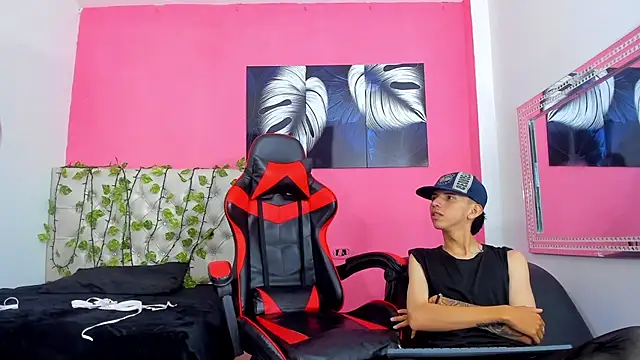 Snapshot of MiaAndTeylor chatting on November 2025 07:34:02 PM MiaAndTeylor online show from November 2025 07:34:02 PM