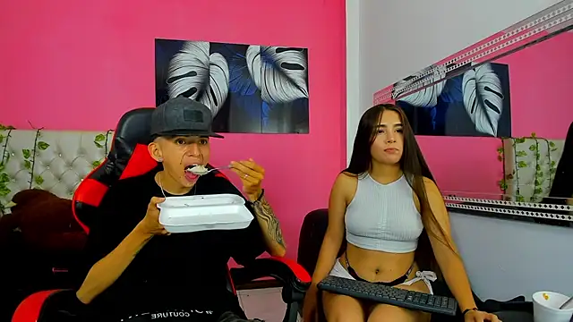 Snapshot of MiaAndTeylor chatting on November 2025 07:35:02 PM MiaAndTeylor online show from November 2025 07:35:02 PM