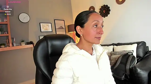 Violet Kumar online show from December 2025 07:33:02 PM