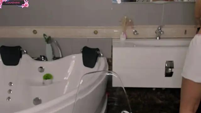 Snapshot of TracyCrawford chatting on November 2025 06:05:02 AM TracyCrawford online show from November 2025 06:05:02 AM