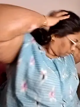 Snapshot of Riya-mallus chatting on December 2025 06:40:02 AM Riya-mallus online show from December 2025 06:40:02 AM