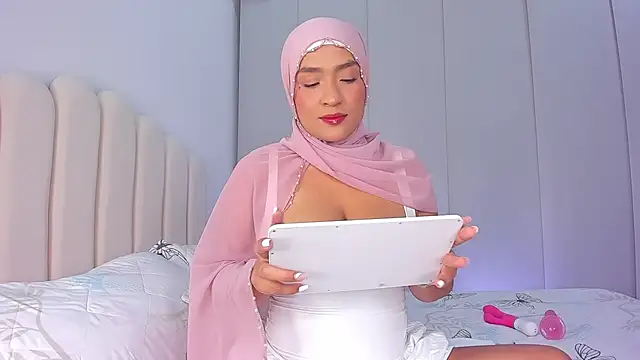 Snapshot of Amira-Zahra chatting on April 2026 09:23:02 PM Amira-Zahra online show from April 2026 09:23:02 PM