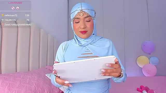 Snapshot of Amira-Zahra chatting on May 2026 10:28:01 PM Amira-Zahra online show from May 2026 10:28:01 PM