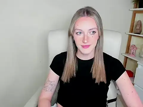 Snapshot of EvelynBlond chatting on November 2025 01:36:02 PM EvelynBlond online show from November 2025 01:36:02 PM